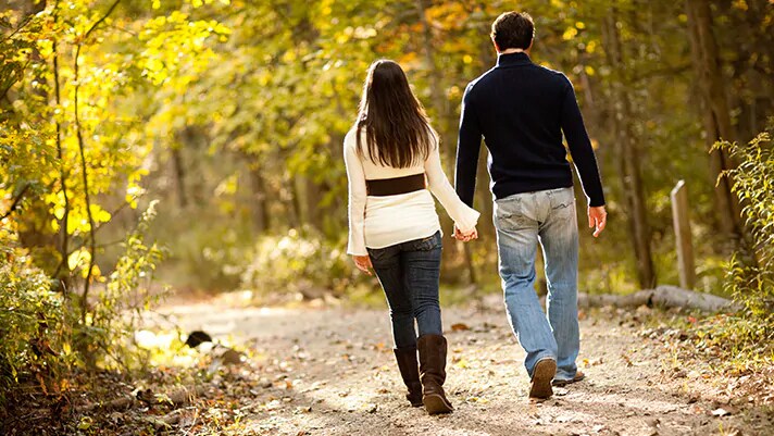 Пара гуляет в лесу