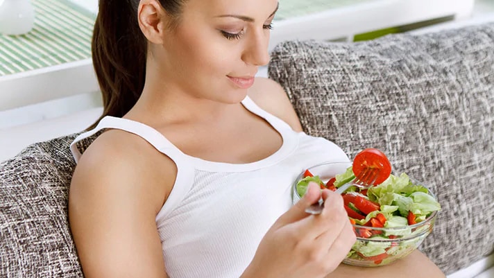 Девушка ест